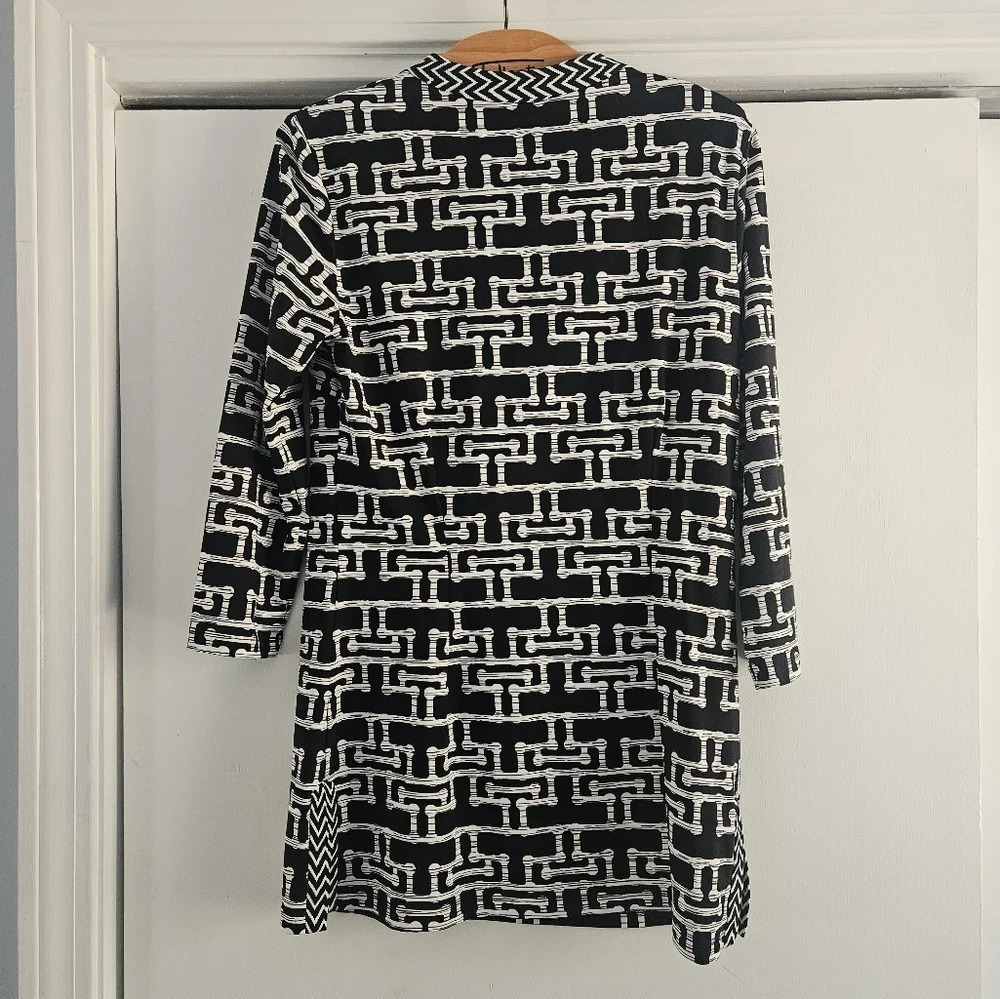 J. McLaughlin Black White Geometric Print Tunic Top Small V-Neck 3/4 Sleeve - Picture 3 of 10